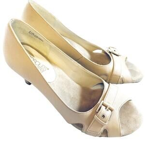 Aerosoles Pumps Peep Toe Shoes Creamy Tan 2 Inch Heel Retro Buckle Style sz 6.5